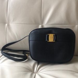 SALVATORE FERRAGAMO BLACK VARA CROSSBODY BAG